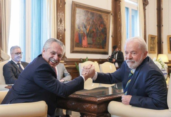 Depois de se encontrarem em Buenos Aires, Fernández e Lula voltam a discutir, em Brasília, ajuda para a crise econômica argentina — desta vez, com todos os países do subcontinente -  (crédito:  Esteban Collazo/AFP)