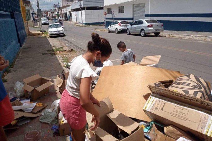 Enquanto deveriam estar na sala de aula, crianças de Cajazeiras (PB)  catam papéis para ajudar no sustento da família