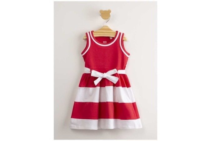 Vestido infantil vermelho com recorte e faixa para amarrar, da C&A (R$ 49,99) 