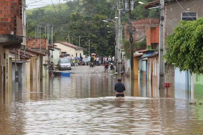Chuva coloca 50 cidades baianas e mineiras em estado de emergência