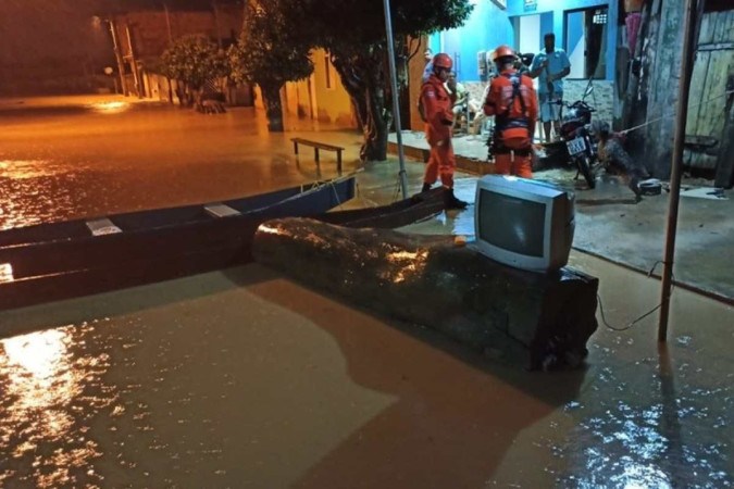 Fortes chuvas atingem quase 70 mil pessoas em 20 cidades baianas