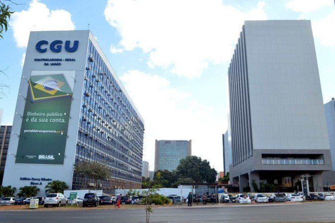  10/07/2013. Crédito: Gustavo Moreno/CB/D.A Press. Brasil. Brasília - DF. Fachada do prédio da Corregedoria Geral da União - CGU e terreno vazio ao lado, pertencente a Marconi de Souza, motivo de briga judicial com o governo, que impedia a construção de prédio no terreno ao lado do órgão federal.
      