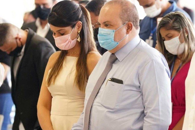 O governador Ibaneis Rocha e a primeira-dama, Mayara Noronha Rocha, participam de culto no Palácio do Buriti