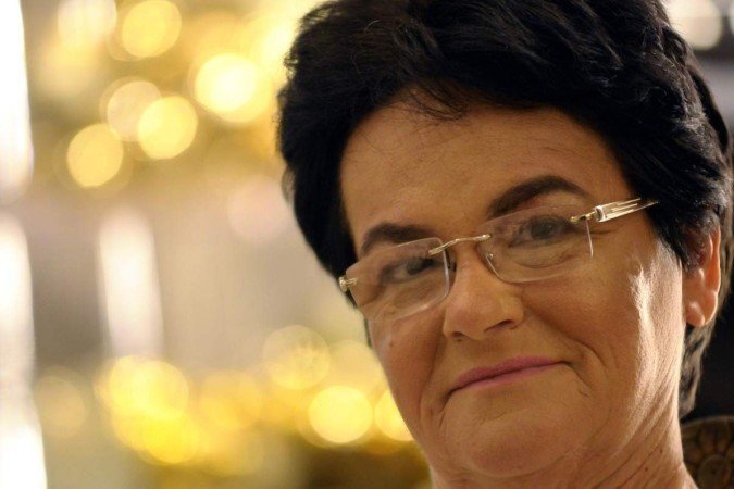 Produtos de cobertura mais leve e acabamento glow são queridinhos também das peles maduras, como a de Janieire Maciel