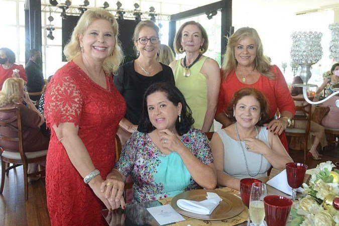 Tânia Bastos, Maria Dilza, Cristina Krause, Márcia Coelho (de pé) Mônica Beraldo e Leda Skaf