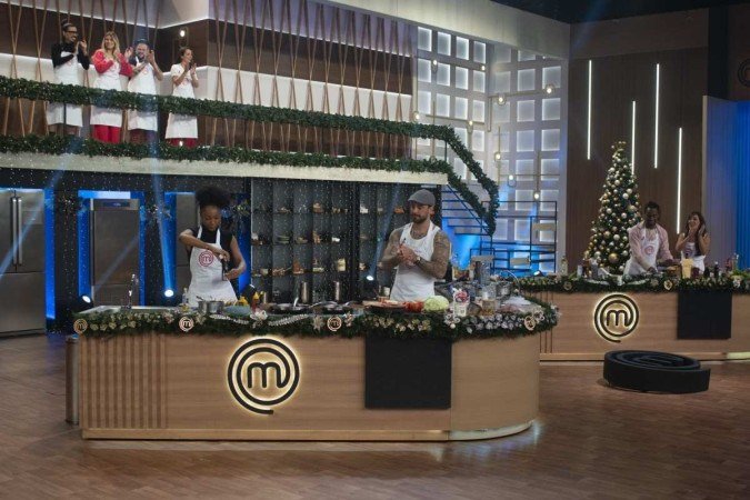 Adriana Birolli e Toni Garrido e Negra Li e Felipe Titto na briga para ver quem faz o melhor hambúrguer -  (crédito: Carlos Reinis/ Band)