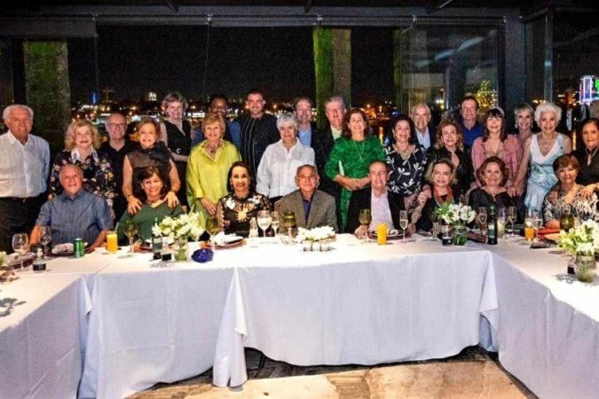 A grande mesa com todos os convidados de Amador Outerelo