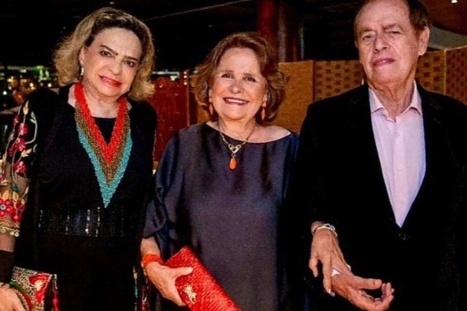 Maria Inês Nogueira e Luiz Quintanilha ladeiam Maria Josina Cunha Campos