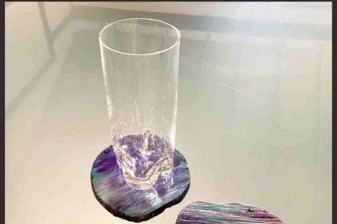 Porta-copos de madeira reaproveitada, de Instantes de Mim (preço sob consulta)