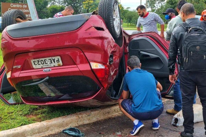 Os dois carros envolvidos seguiam no mesmo sentido no momento do acidente, que aconteceu por volta das 8h