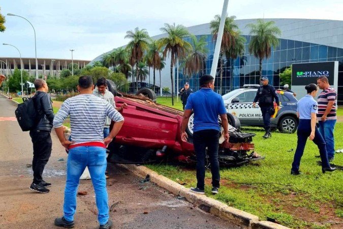 Os dois carros envolvidos seguiam no mesmo sentido no momento do acidente, que aconteceu por volta das 8h