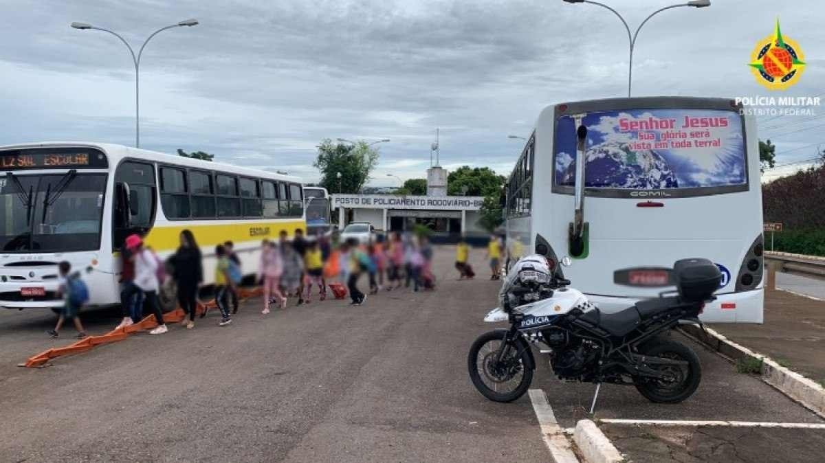 Ônibus escolar irregular levando 22 crianças é flagrado pela polícia