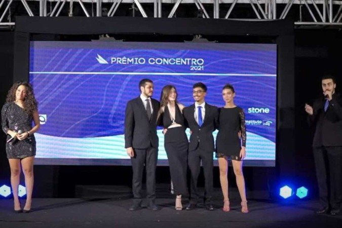 Equipe da AD&M recebe o prêmio de EJ do Milhão. A empresa havia estipulado meta de R$ 720 mil, mas fechou 2021 com o melhor resultado desde a fundação - (crédito: Reprodução/YouTube) Equipe da AD&M recebe o prêmio de EJ do Milhão. A empresa havia estipulado meta de R$ 720 mil, mas fechou 2021 com o melhor resultado desde a fundação - (crédito: Reprodução/YouTube)