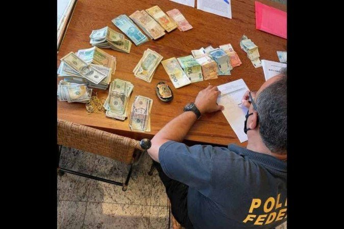A Justiça Federal bloqueou cinco imóveis e R$ 2 Milhões, referentes a um empréstimo realizado pelo investigado, além de outros itens de valor. - (crédito: Polícia Federal) A Justiça Federal bloqueou cinco imóveis e R$ 2 Milhões, referentes a um empréstimo realizado pelo investigado, além de outros itens de valor. - (crédito: Polícia Federal)
