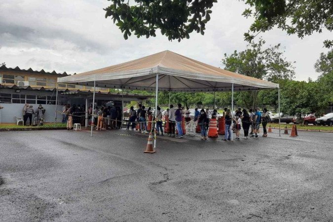 Com espera, professores buscaram o posto de saúde para tomar a dose de reforço contra a covid-19 nesta quarta-feira (15/12) - (crédito: Carlos Silva/CB/DA Press) Com espera, professores buscaram o posto de saúde para tomar a dose de reforço contra a covid-19 nesta quarta-feira (15/12) - (crédito: Carlos Silva/CB/DA Press)
