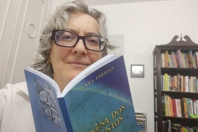 Clara Arreguy com o seu livro mais recente, Rosa dos Ventos - (crédito: Arquivo pessoal ) Clara Arreguy com o seu livro mais recente, Rosa dos Ventos - (crédito: Arquivo pessoal )