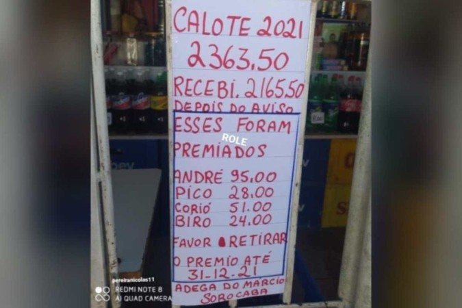 Seu Márcio, dono de um bar em Sorocaba, adotou uma pedagogia de cobrança diferente: a vergonha pública. E deu certo! - (crédito: Nicolas Pereira/Reprodução) Seu Márcio, dono de um bar em Sorocaba, adotou uma pedagogia de cobrança diferente: a vergonha pública. E deu certo! - (crédito: Nicolas Pereira/Reprodução)