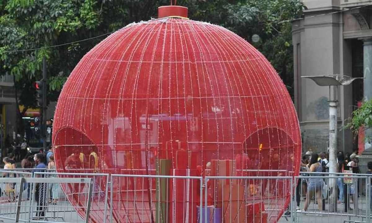 Bola de Natal gigante é a nova atração em Belo Horizonte