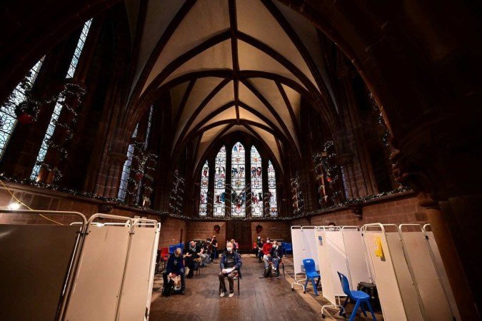 Catedral de Chester, no Reino Unido, virou centro de imunização - (crédito: Paul Ellis/AFP) Catedral de Chester, no Reino Unido, virou centro de imunização - (crédito: Paul Ellis/AFP)