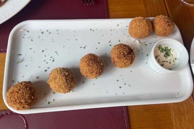  15/12/2021. Crédito: Liana Sabo/CB/D.A Press. Brasil. Brasilia - DF. Favas Contadas. Bistro Helena Nolleto de Taguatinga reedita o menu do Piantella. Na foto, croquete de cupim. 