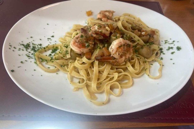 15/12/2021. Crédito: Liana Sabo/CB/D.A Press. Brasil. Brasilia - DF. Favas Contadas. Bistro Helena Nolleto de Taguatinga reedita o menu do Piantella. Na foto, fettuccine de camarão. 