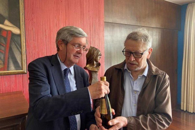  15/12/2021. Crédito: Liana Sabo/CB/D.A Press. Brasil. Brasilia - DF. Favas Contadas. Degustação de azeite na Embaixada do Chile. Na foto, embaixador do Chile Fernando Schmidt e o chef Francisco Ansiliero.