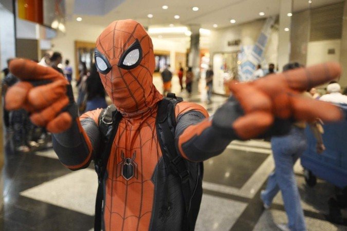 Ítalo Gomes fantasiado de Homem-Aranha na estreia do filme no Park Shopping