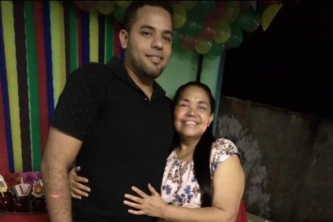 Gildewanderson Basílio, 33 anos, com a mãe, Leúdes, 52, em Anápolis (GO)