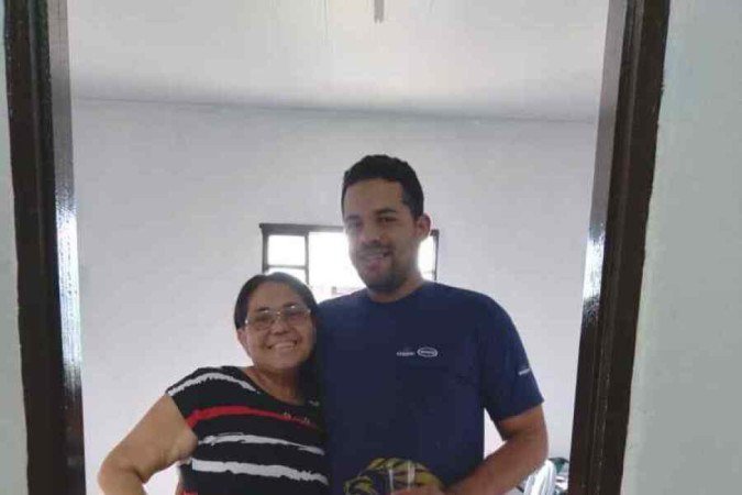 Gildewanderson Basílio, 33 anos, com a mãe, Leúdes, 52, em Anápolis (GO)