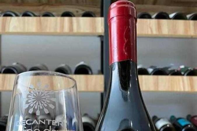  2021. Crédito: Sueli Maestri/Divulgação. Favas Contadas. Vinho italiano primitivo vendido na Decanter. 