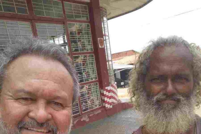 Lima junto de Gabriel, em Parauapebas (PA), em outubro de 2018, quando achou o homem