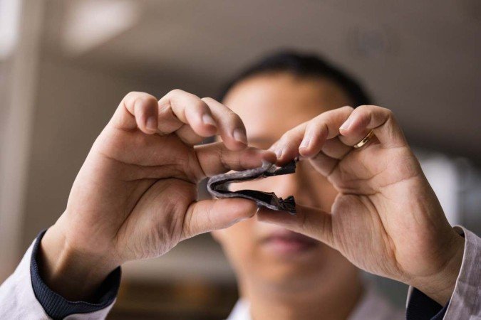  2021. Crédito: Kai Jacobson/Divulgação. Tecnologia. Bateria flexível e resistente à água. Ngoc Tan Nguyen, pesquisador na faculdade de ciências aplicadas da Universidade de British Columbia, no Reino Unido. Na foto, bateria sendo amassada. 