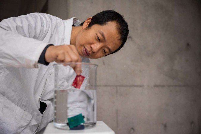  2021. Crédito: Kai Jacobson/Divulgação. Tecnologia. Bateria flexível e resistente à água. Ngoc Tan Nguyen, pesquisador na faculdade de ciências aplicadas da Universidade de British Columbia, no Reino Unido. Na foto, testes com água. 