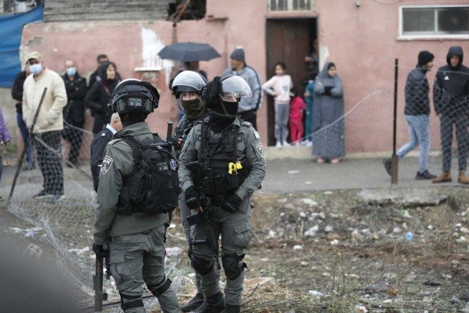 Soldados israelenses fazem buscas na Cisjordânia - (crédito: AFP) Soldados israelenses fazem buscas na Cisjordânia - (crédito: AFP)