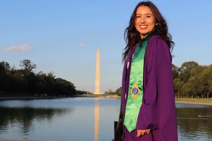 Augusta Saraiva, nascida na cidade de Rio Grande, cursou jornalismo e rela&ccedil;&otilde;es internacionais na Northwestern University 