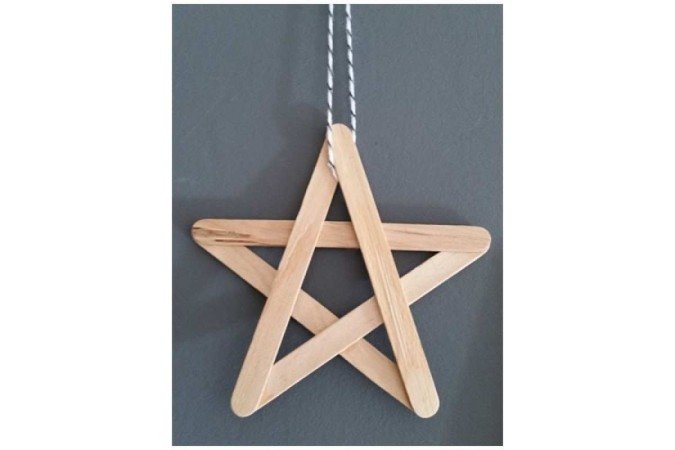 Ornamento estrela feito com palitos de picolé: ótima dica para envolver as crianças