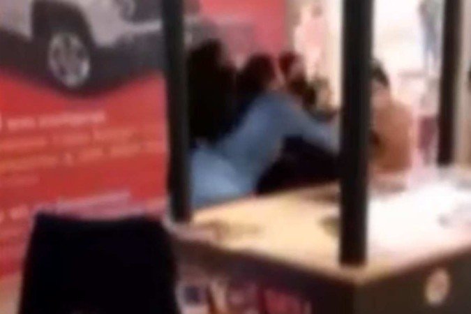 A confusão foi registrada por clientes do shopping e circula nas redes sociais - (crédito: Reprodução/Redes sociais) A confusão foi registrada por clientes do shopping e circula nas redes sociais - (crédito: Reprodução/Redes sociais)