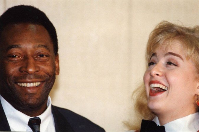  12/07/1995. Crédito: Eraldo Peres/CB/D.A Press. O ex-jogador de futebol Edson Arantes, o Pelé, com Angélica.
      Caption 