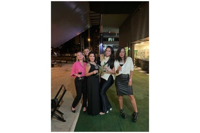 A empresária Letícia Coutinho se reuniu com as funcionárias para confraternizar depois de dois anos: todas vacinadas 