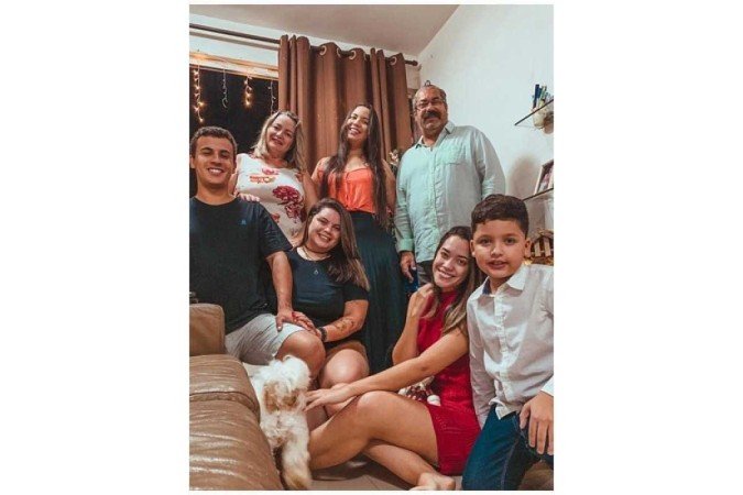 Mayara (blusa laranja) recorda a reunião do último Natal em família, que aconteceu em 2020: na contagem regressiva para rever, este ano, os avós 