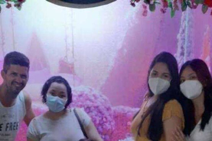 A família completa, com a menina ao centro