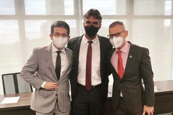  17/12/2021. Crédito: Instagram/Reprodução. Brasil. Brasília - DF. Cidades. Presidente do Tribunal de Contas do DF, Paulo Tadeu, com os senadores Randolfe Rodrigues (Rede-AP) e Fabiano Contarato (PT-ES).