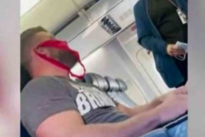 ageiro tenta entrar em aeronave usando calcinha no lugar da máscara - (crédito: Twitter/Reprodução) ageiro tenta entrar em aeronave usando calcinha no lugar da máscara - (crédito: Twitter/Reprodução)