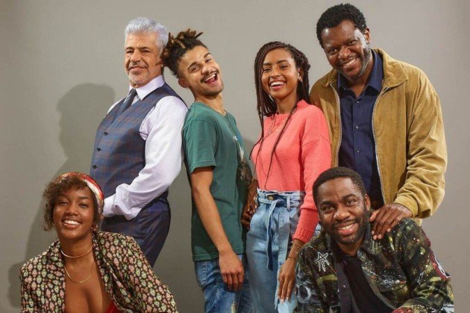 Parte da equipe de Um ano inesquecível - outono. Da esquerda para a direita: Iza, Lulu Santos, Lucas Leto, Gabz, Bukassa Kabengele e Lázaro Ramos  -  (crédito: DivulgaÃ§Ã£o/Prime Video )