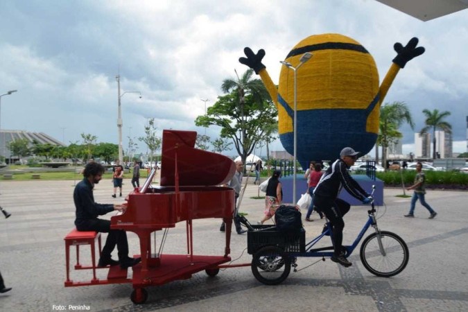 VÍDEO: Um piano de 400 kg, puxado por uma bicicleta, leva música às ruas de  Brasília, Distrito Federal