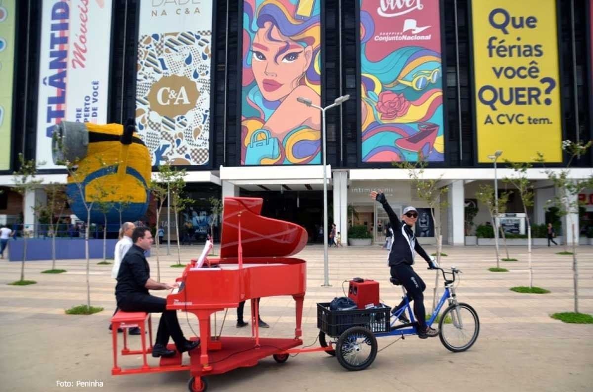 Projeto música para todos de Rogério Rezende, da Casa do Piano, com triciclo que passeia pela cidade com um piano em cima e um pianista tocando