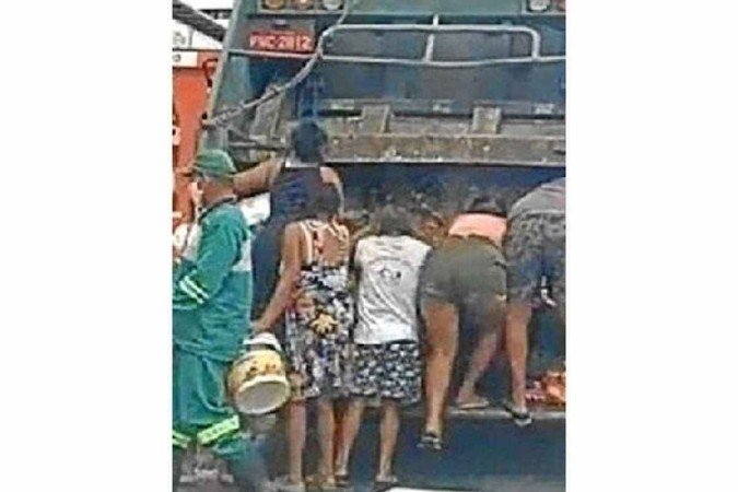 Imagem mostra moradores procurando comida em caminh&atilde;o de lixo em Fortaleza