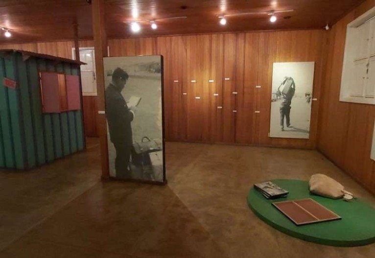 Exposição Museu Vivo da Memória Candanga desativada e com fotos no chão
