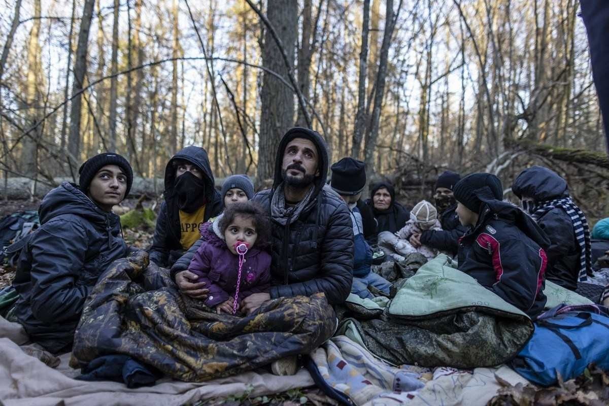 Novembro: crise de imigração na Europa. Uma família iraquiana acampada na fronteira da Polônia 