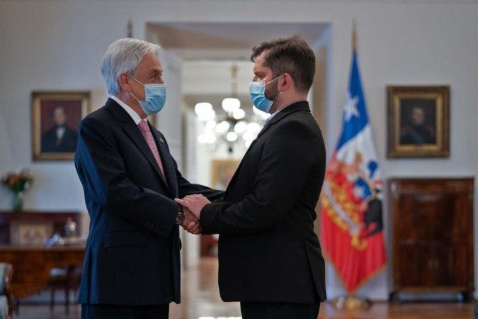 Gabriel Boric é recebido pelo presidente Sebastián Piñera, no Palácio La Moneda, para debater assuntos ligados à transição de poder - (crédito: Marcelo Segura/Presidência do Chile/AFP) Gabriel Boric é recebido pelo presidente Sebastián Piñera, no Palácio La Moneda, para debater assuntos ligados à transição de poder - (crédito: Marcelo Segura/Presidência do Chile/AFP)